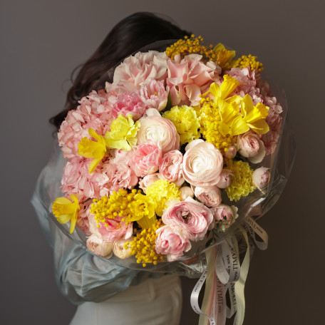 Букет с ранункулюсами, пионовидными розами, нарциссами и мимозой