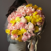 Букет с ранункулюсами, пионовидными розами, нарциссами и мимозой