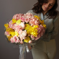 Букет с ранункулюсами, пионовидными розами, нарциссами и мимозой