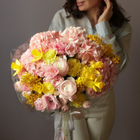 Букет с ранункулюсами, пионовидными розами, нарциссами и мимозой