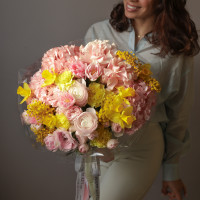 Букет с ранункулюсами, пионовидными розами, нарциссами и мимозой