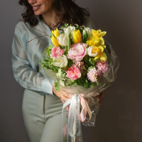 Весенний букет с ранункулюсами и тюльпанами (в асс.)