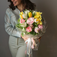 Весенний букет с ранункулюсами и тюльпанами (в асс.)
