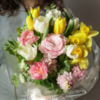 Весенний букет с ранункулюсами и тюльпанами (в асс.)