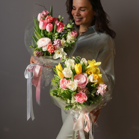 Весенний букет с ранункулюсами и тюльпанами (в асс.)