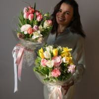 Весенний букет с ранункулюсами и тюльпанами (в асс.)