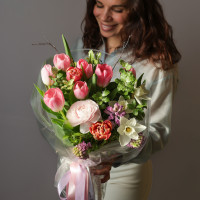 Весенний букет с ранункулюсами и тюльпанами (в асс.)