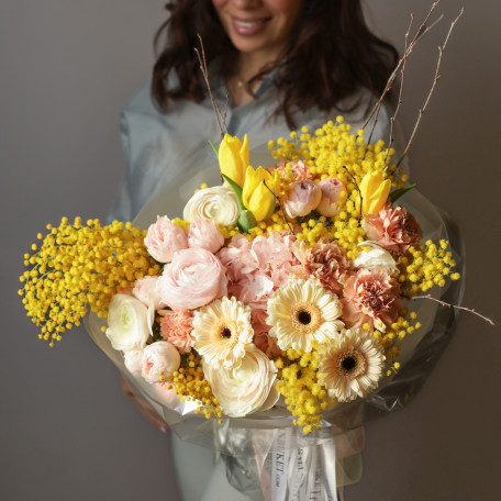 Букет весенний с ранункулсами, тюльпанами и мимозой