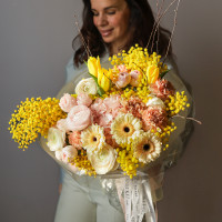 Букет весенний с ранункулсами, тюльпанами и мимозой