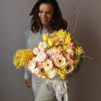 Букет весенний с ранункулсами, тюльпанами и мимозой