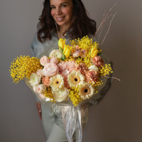 Букет весенний с ранункулсами, тюльпанами и мимозой