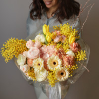 Букет весенний с ранункулсами, тюльпанами и мимозой