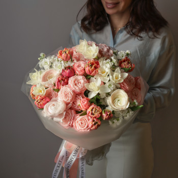 Круглый весенний букет с пионовидными розами, тюльпанами и нарциссами