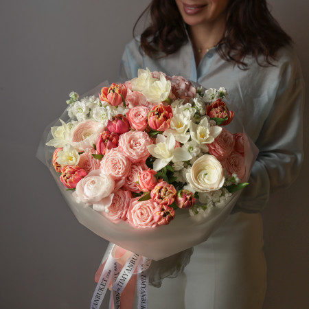 Круглый весенний букет с пионовидными розами, тюльпанами и нарциссами