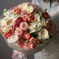 Круглый весенний букет с пионовидными розами, тюльпанами и нарциссами