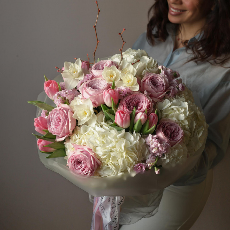 Круглый весенний букет с пионовидными розами, тюльпанами и нарциссами