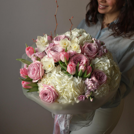 Круглый весенний букет с пионовидными розами, тюльпанами и нарциссами