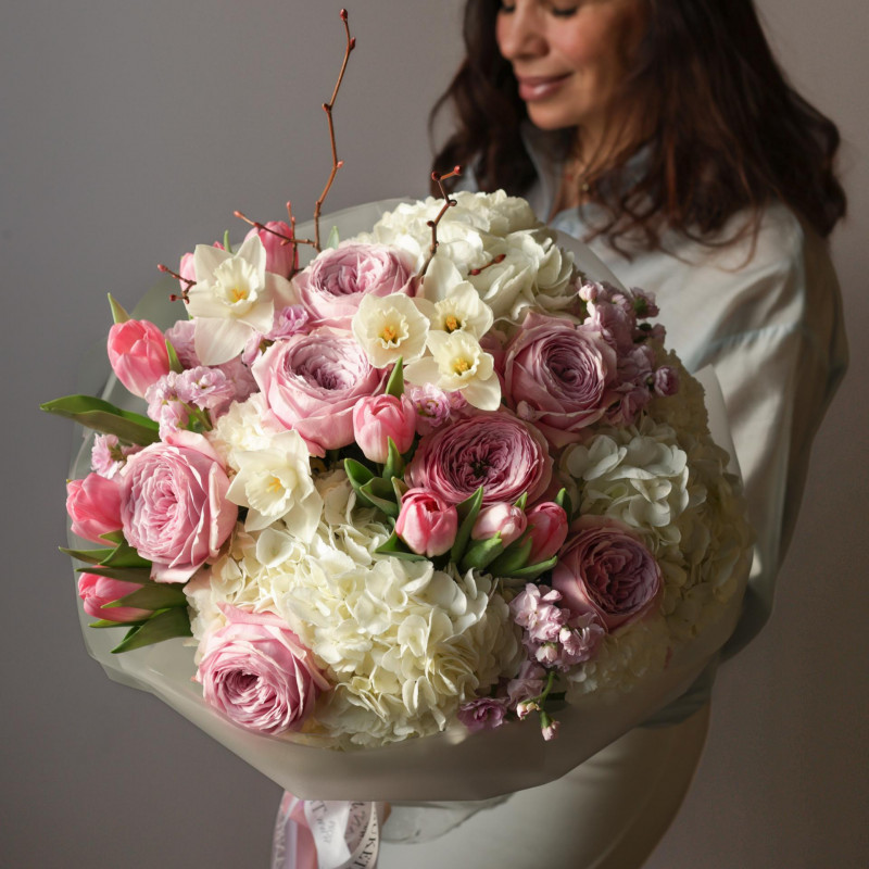 Круглый весенний букет с пионовидными розами, тюльпанами и нарциссами