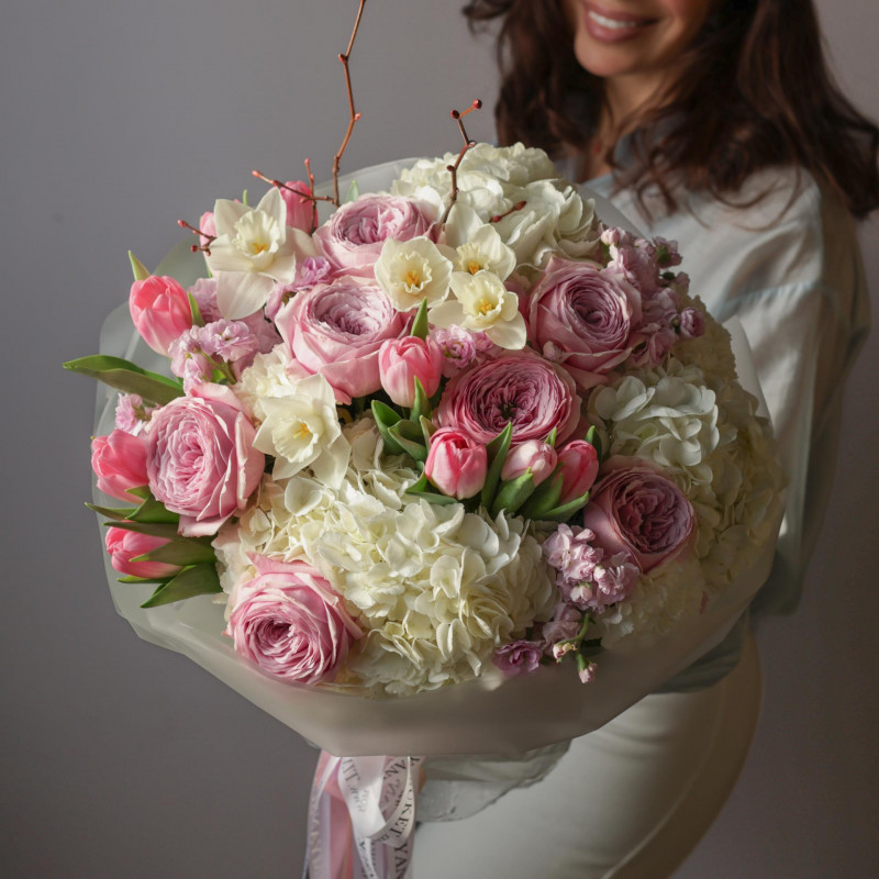 Круглый весенний букет с пионовидными розами, тюльпанами и нарциссами