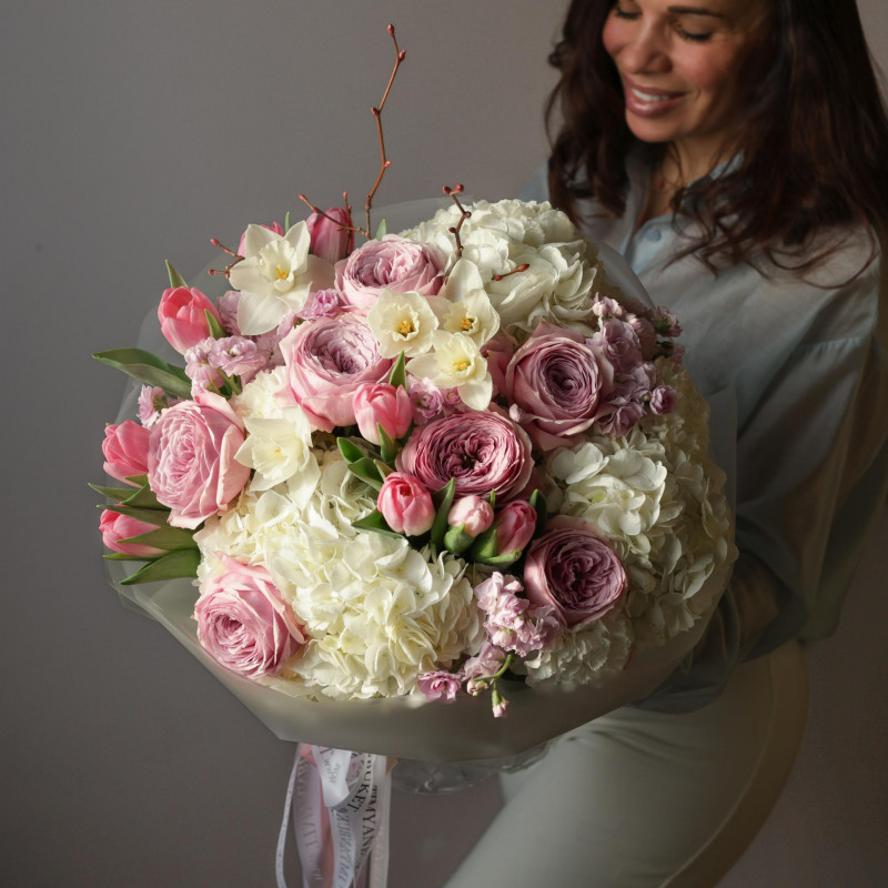 Круглый весенний букет с пионовидными розами, тюльпанами и нарциссами