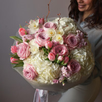 Круглый весенний букет с пионовидными розами, тюльпанами и нарциссами