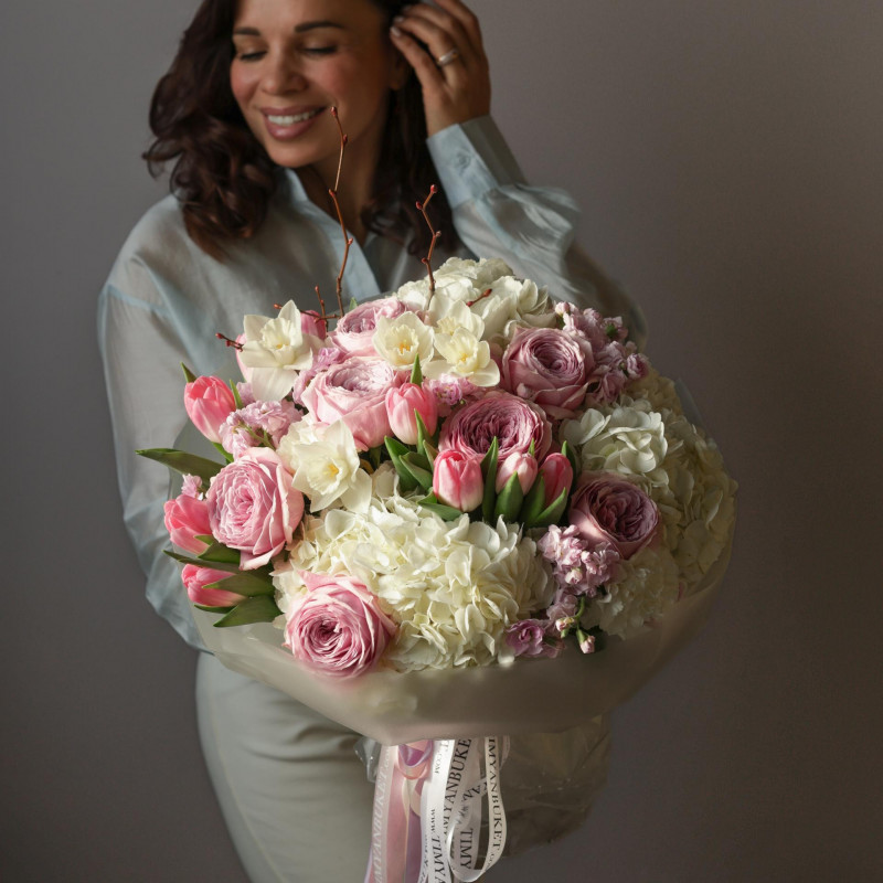 Круглый весенний букет с пионовидными розами, тюльпанами и нарциссами