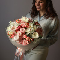 Круглый весенний букет с нарциссами и тюльпанами