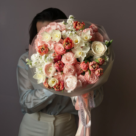 Круглый весенний букет с нарциссами и тюльпанами