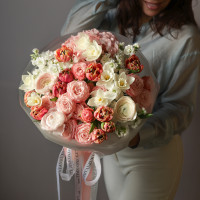 Круглый весенний букет с нарциссами и тюльпанами