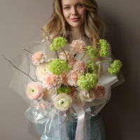 Букет с ранункулюсами, лаймовой гортензией и диантусом