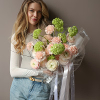 Букет с ранункулюсами, лаймовой гортензией и диантусом