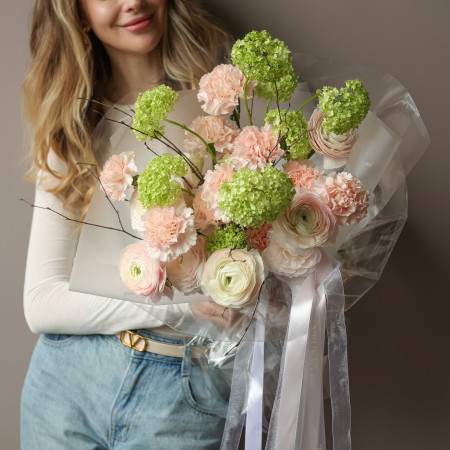 Букет с ранункулюсами, лаймовой гортензией и диантусом