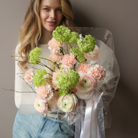 Букет с ранункулюсами, лаймовой гортензией и диантусом