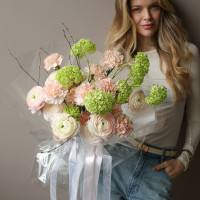 Букет с ранункулюсами, лаймовой гортензией и диантусом