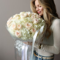 Круглый букет с гортензией и нежно-розовыми розами