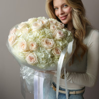 Круглый букет с гортензией и нежно-розовыми розами