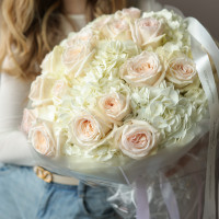 Круглый букет с гортензией и нежно-розовыми розами