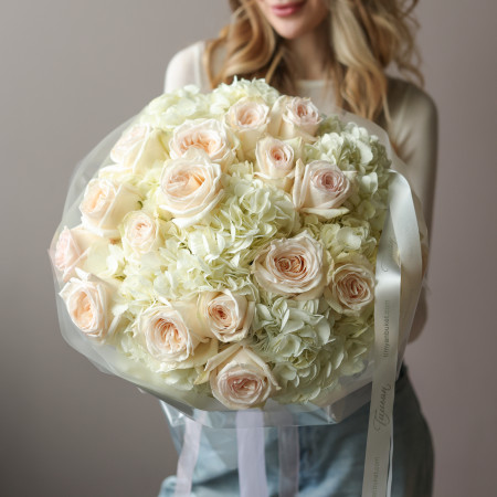 Круглый букет с гортензией и нежно-розовыми розами