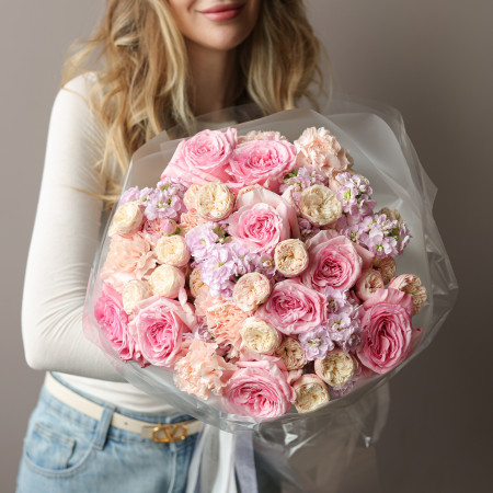 Круглый нежный букет с пионовидными розами и маттиолой