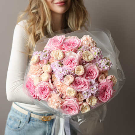 Круглый нежный букет с пионовидными розами и маттиолой