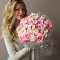 Круглый нежный букет с пионовидными розами и маттиолой