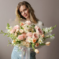 Букет с диантусом и весенними первоцветами