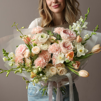 Букет с диантусом и весенними первоцветами