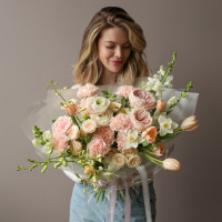 Букет с диантусом и весенними первоцветами