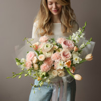 Букет с диантусом и весенними первоцветами