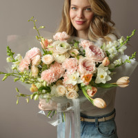 Букет с диантусом и весенними первоцветами