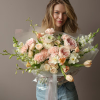 Букет с диантусом и весенними первоцветами