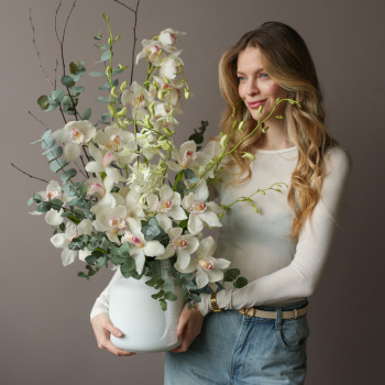 Белая орхидея в вазе с эвкалиптом