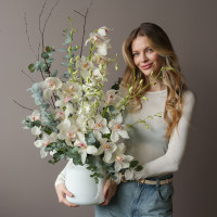 Белая орхидея в вазе с эвкалиптом