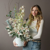 Белая орхидея в вазе с эвкалиптом